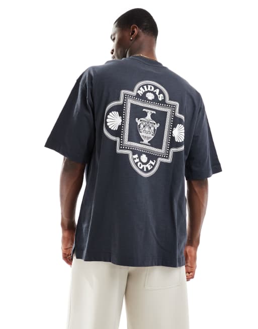 Camiseta negra con diseño griego y texto 