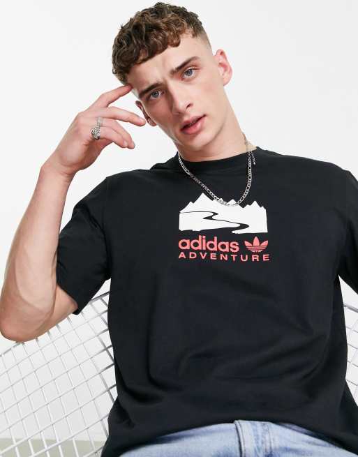 Camiseta negra con estampado central Adventure de adidas Originals