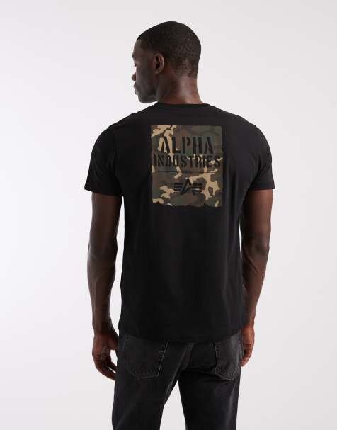 Camiseta negra con estampado de camuflaje y logo en el pecho de Alpha Industries - view 1