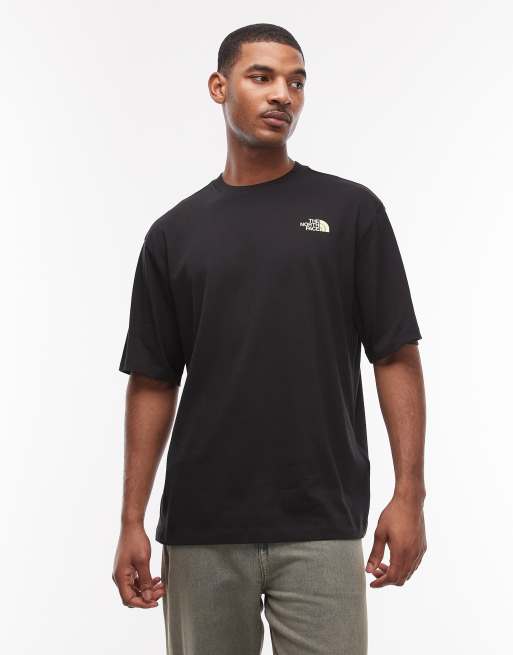 Camiseta negra con estampado de flor en la espalda de The North Face, 4 de 5