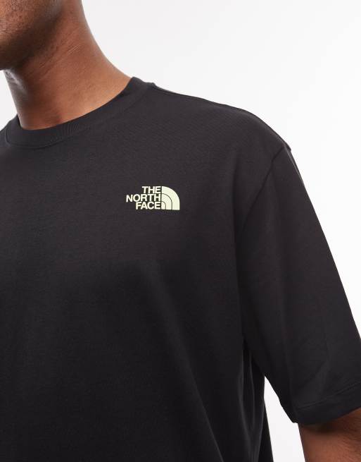 Camiseta negra con estampado de flor en la espalda de The North Face, 5 de 5