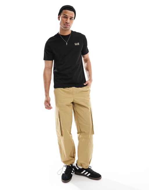 Camiseta negra con estampado de logo pequeño dorado en la espalda de Armani EA7, 3 de 4