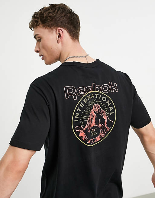 Hombre Tops | Camiseta negra con estampado en la espalda Camping de Reebok - NA55586