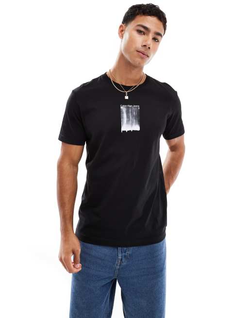 Camiseta negra con estampado gráfico de brochazo de Calvin Klein Jeans