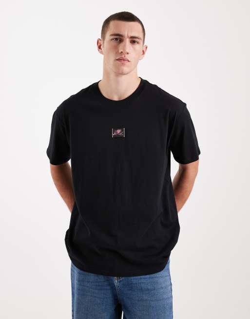 Camiseta negra con estampado gráfico de corazón en la espalda de Nike, 3 de 5