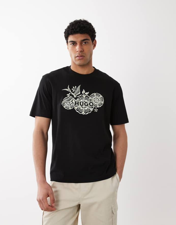 Hugo Red Camiseta negra con estampado gráfico de