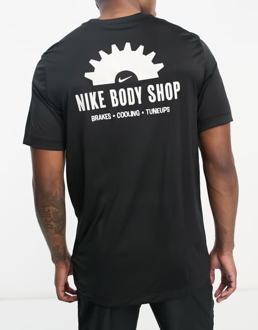 Camiseta negra con estampado gráfico en la espalda 