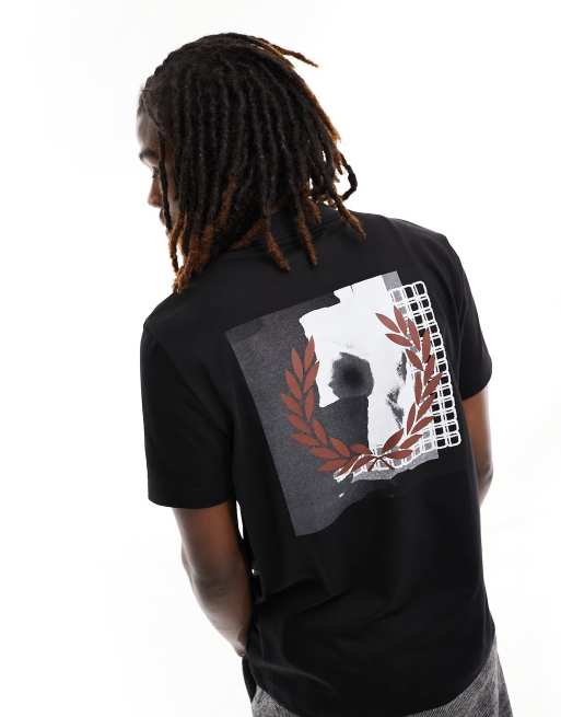 Camiseta negra con estampado gráfico en la espalda de Fred Perry 