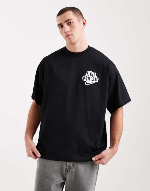 Camiseta negra con estampado gráfico en la espalda Solo Swoosh de Nike, 3 de 5