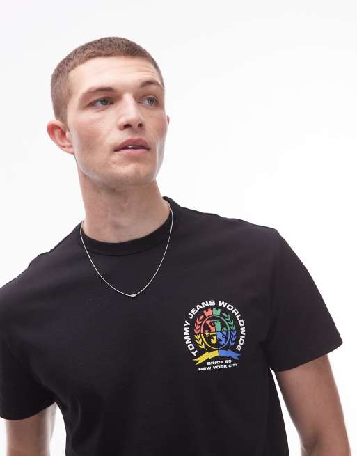 Camiseta negra con estampado gráfico trasero del logo de escudo de colores de Tommy Jeans