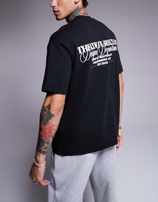 Camiseta negra con estampado gráfico trasero 