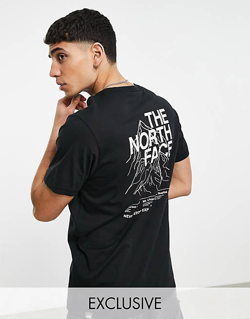 Hombre Tops | Camiseta negra con estampado lineal de montaña exclusiva en ASOS de The North Face - FJ00190