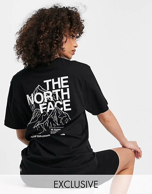 Mujer Tops | Camiseta negra con estampado lineal de montaña exclusiva en ASOS de The North Face - OZ25972
