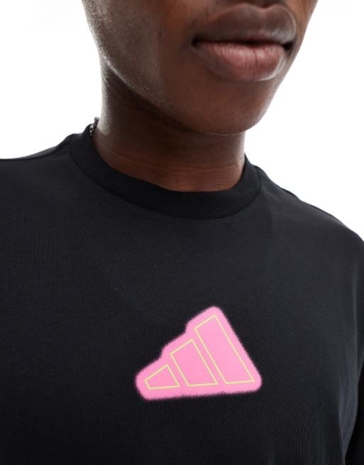 Camiseta negra con estampado rosa de neón en la espalda de adidas