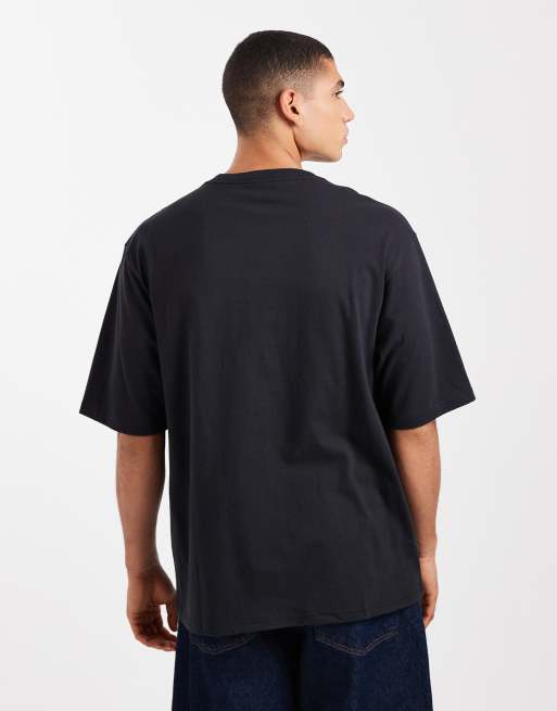 Camiseta negra con etiqueta en el bolsillo del pecho de Levi's, 3 de 5