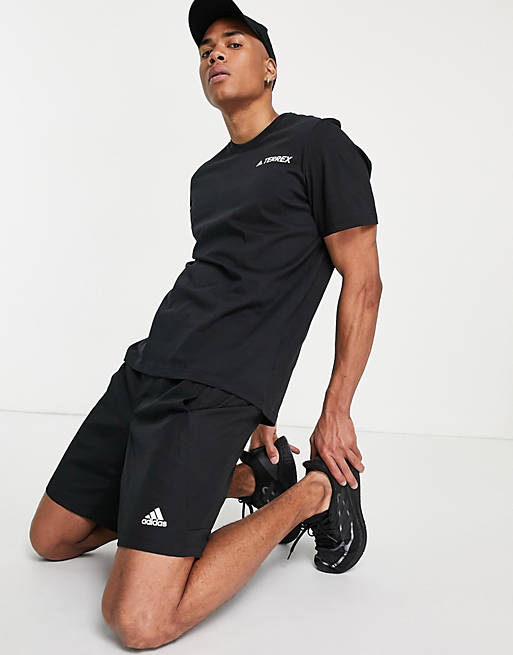 Camiseta negra con gráfico de montaña y logo Terrex de adidas Outdoors