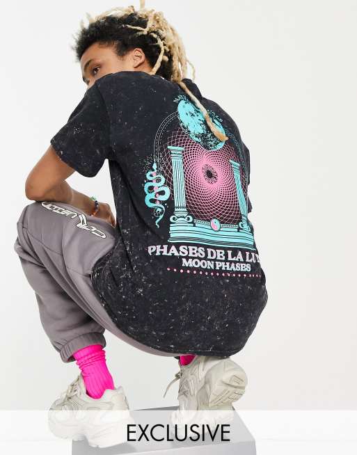 Camiseta negra con lavado ácido y estampado en la espalda de COLLUSION