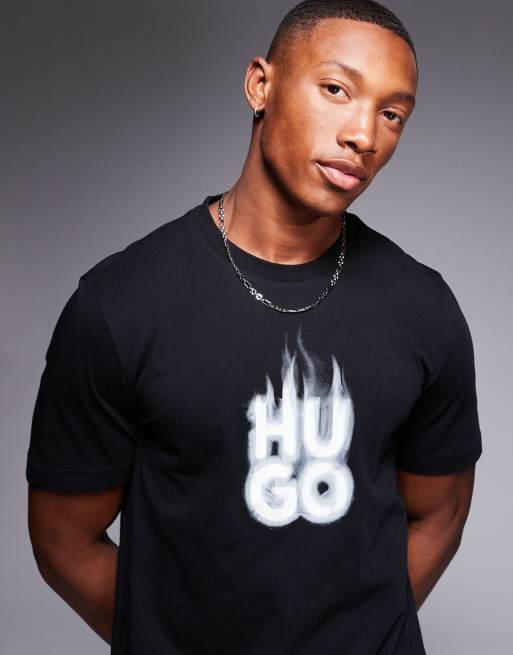 Camiseta negra con logo apilado efecto humo estampado en el pecho Delayer de HUGO Red