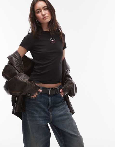 Camiseta negra con logo circular en la parte central del pecho de Tommy Jeans - view 1