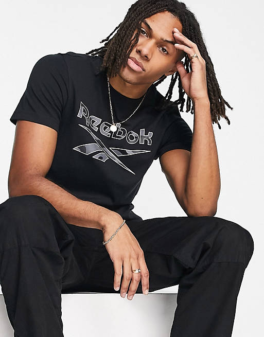 Hombre Tops | Camiseta negra con logo con estampado de camuflaje de Reebok - ZW31529