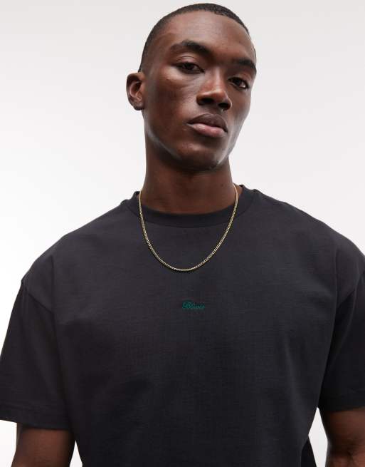 Camiseta negra con logo de texto de BLKVIS, 2 de 5