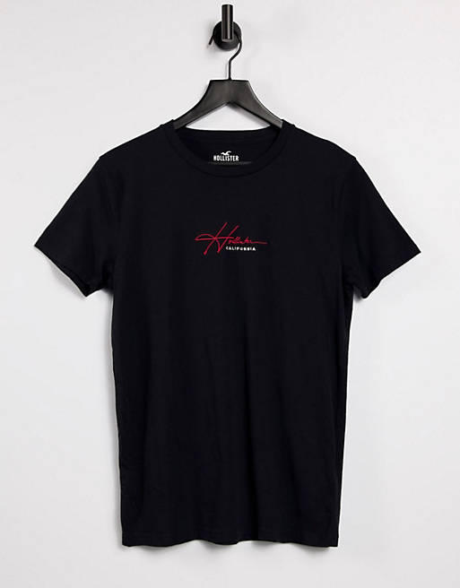 Camiseta negra con logo de texto en la parte central de Hollister