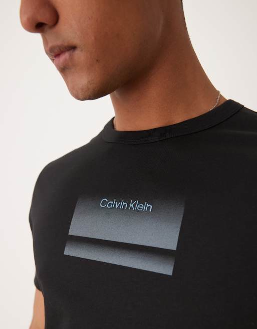 Camiseta negra con logo degradado en el pecho de Calvin Klein, 2 de 4