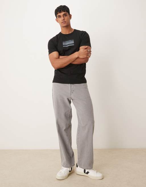 Camiseta negra con logo degradado en el pecho de Calvin Klein, 3 de 4