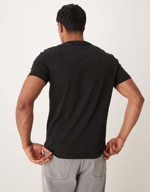 Camiseta negra con logo degradado en el pecho de Calvin Klein, 4 de 4