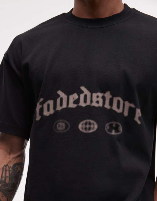Camiseta negra con logo gótico estampado en la espalda de Faded Store, 3 de 5
