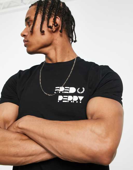 Camiseta negra con logo gráfico de Fred Perry