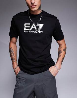 Camiseta negra con logo grande en el pecho de EA7