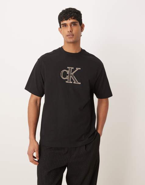 Camiseta negra con logo grande en relieve pespunteado en el centro de Calvin Klein Jeans - view 1