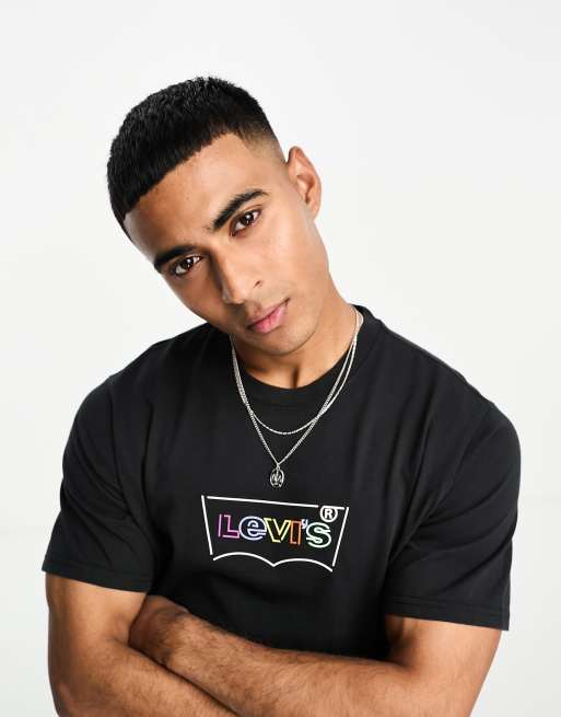 Camiseta negra con logo multicolor central en forma de ala de murciélago de Levi's