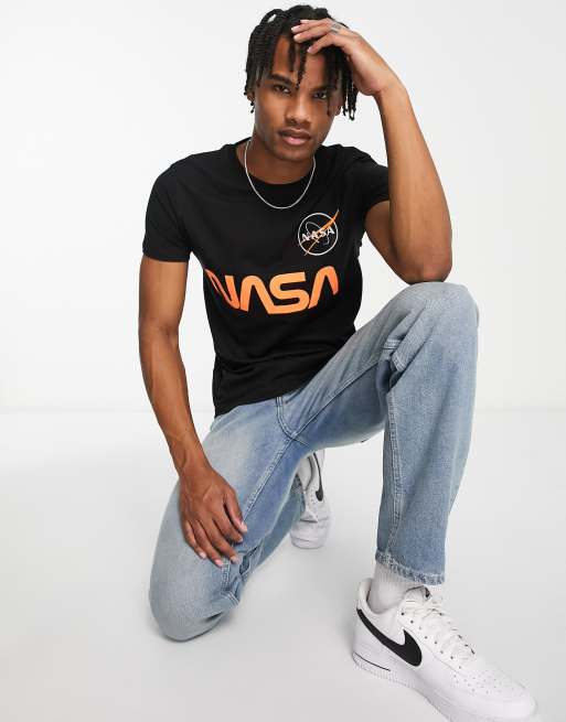 Camiseta negra con logo naranja reflectante de la NASA de Alpha