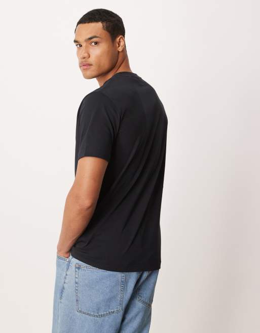 Camiseta negra con logo pequeño en la parte central del pecho de GANT, 4 de 5