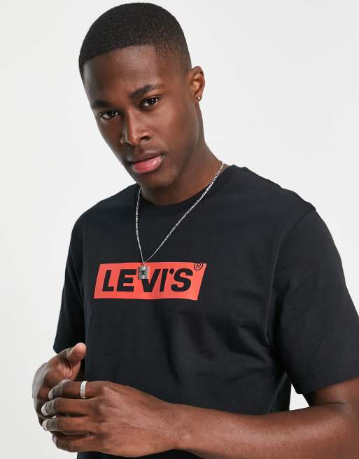 Camiseta negra con logo rectangular pequeño de Levi's