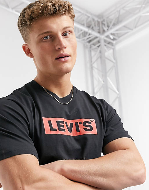 Camiseta negra con logo rectangular pequeño de Levi's