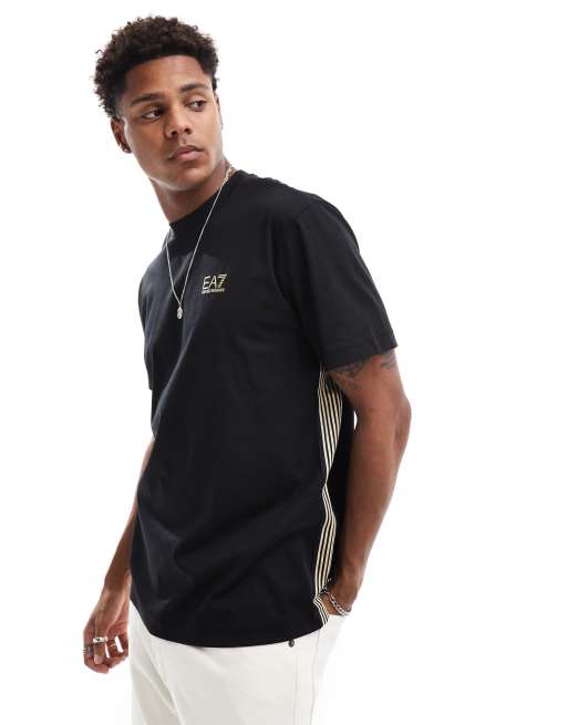 Camiseta negra con rayas laterales y logo dorado de EA7