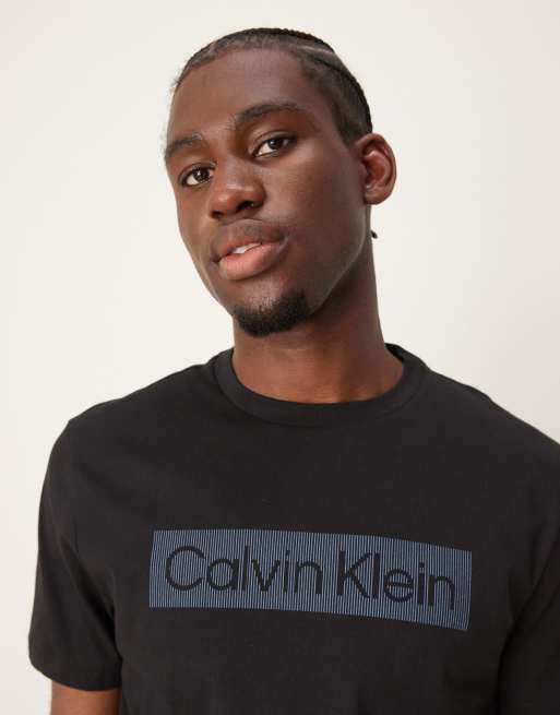 Camiseta negra con recuadrado del logo a rayas de Calvin Klein, 3 de 4