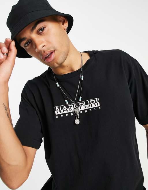 Camiseta negra con recuadro del logo de Napapijri
