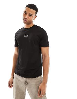 Camiseta negra con recuadro del logo en la parte central de Armani EA7