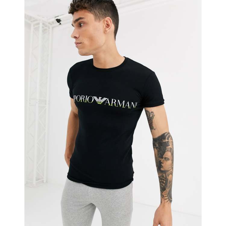 Camiseta negra confort de corte slim con logo grande de Emporio Armani