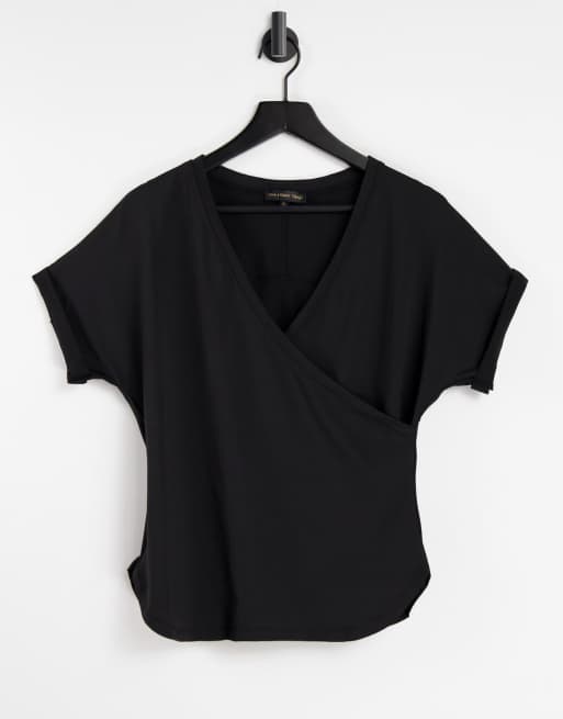 Camiseta negra cruzada deportiva de Love & Other Things