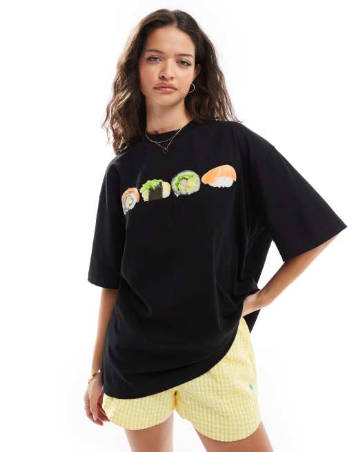 Camiseta negra de corte boyfriend con estampado gráfico de sushi de ASOS DESIGN