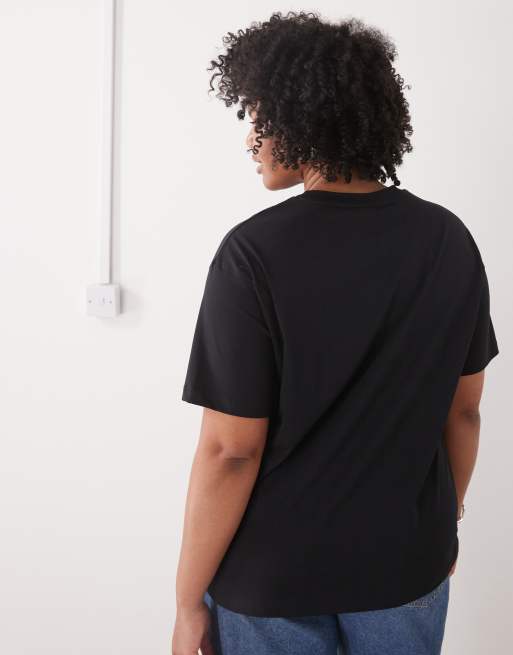 Camiseta negra de corte cuadrado con texto "You Problem" de Noisy May Curve, 3 de 4