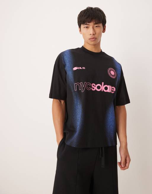 Camiseta negra de corte cuadrado extragrande con estampado deportivo en relieve de ASOS DESIGN