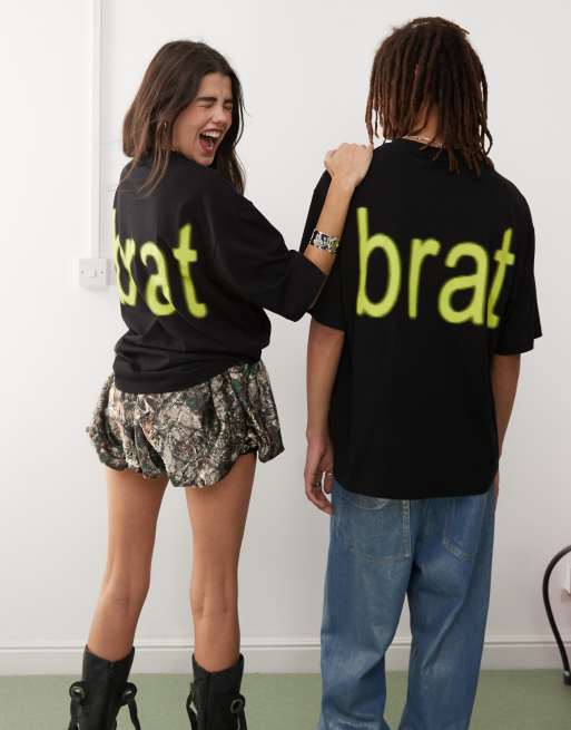 Camiseta negra de corte cuadrado skater con estampado oficial "BRAT" de Charli XCX de COLLUSION Unisex , 2 de 4
