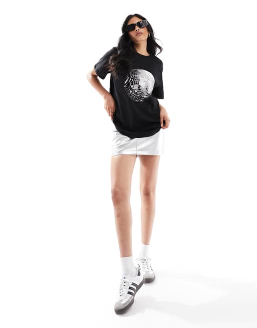 Camiseta negra de corte estándar con estampado gráfico de bola de discoteca de ASOS DESIGN, 2 de 4
