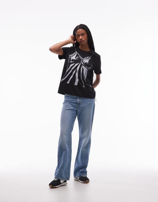 Camiseta negra de corte estándar con estampado gráfico de camisola de ASOS DESIGN, 2 de 4